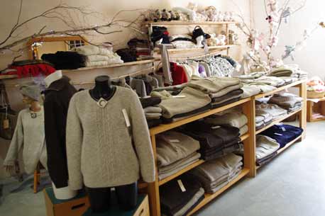 Boutique laine de la Filature des Calquières à Langogne - devant le Langouyrou